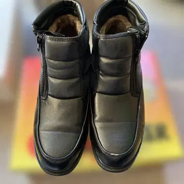 지퍼 달린 블랙 부츠