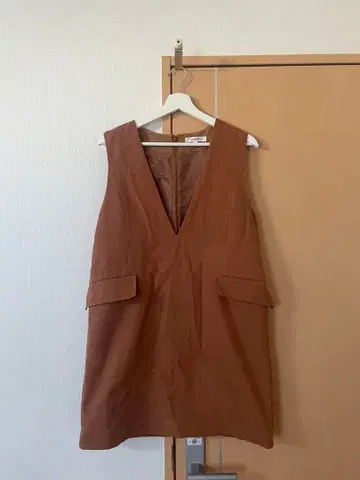 브라운 V넥 슬리브리스 원피스