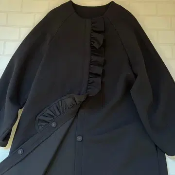 프릴 장식 블랙 노카라 코트 Virca