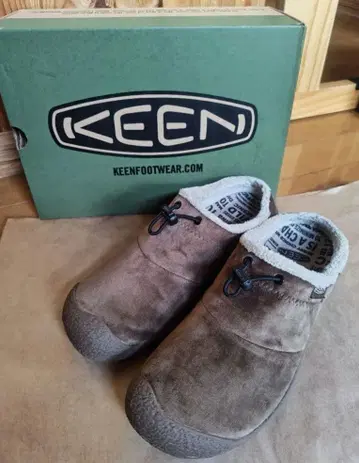 KEEN 스웨이드 슬립온 하우저 쓰리 슬라이드 24.5cm