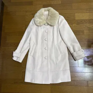 연한 핑크색 퍼가 달린 롱 코트