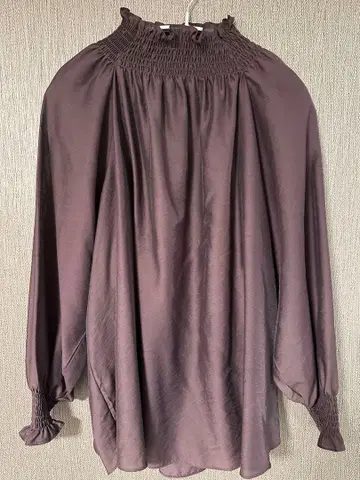 NOBLE 셔링 시어 블라우스