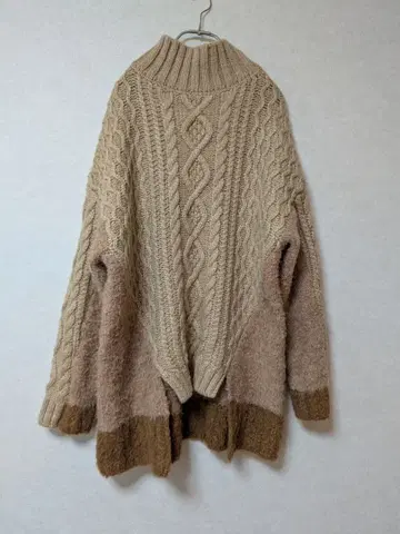 반트로아 베이지 계열 케이블 짜임 하이넥 스웨터