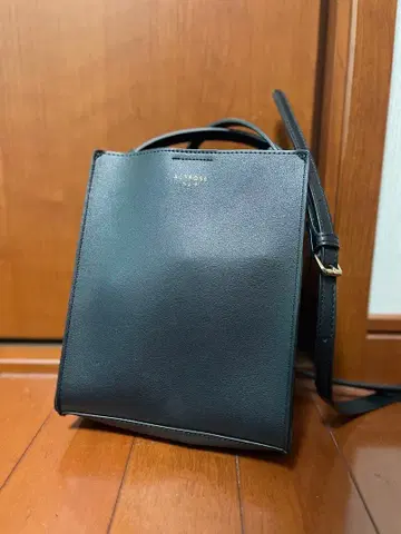 블랙 합성 피혁 숄더백