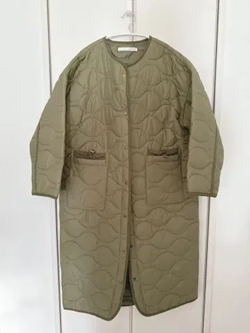LUPILIEN 퀼팅 롱 코트 올리브 그린