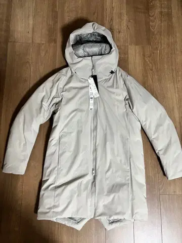 후드 부착 라이트 그레이 다운 자켓