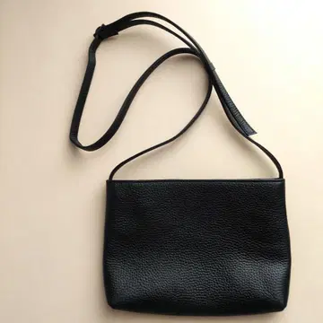 HushTug 블랙 가죽 숄더백