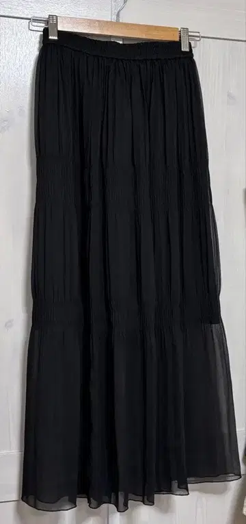 블랙 플레어 스커트 플리츠 디자인