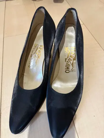 페라가모 블랙 새틴 하이힐 5C