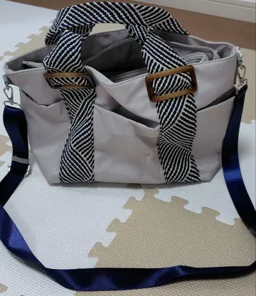 그레이 스트라이프 패턴 숄더백