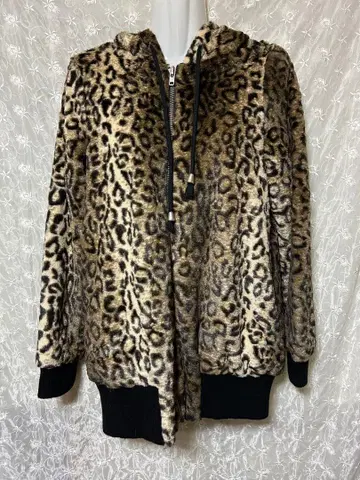 [새상품급] 레오파드 무늬 후드 부착 점퍼