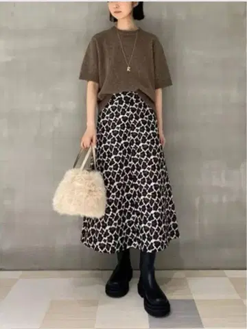 Mila owen 미라 오웬 뒷밴딩 레오파드 세미 플레어 스커트