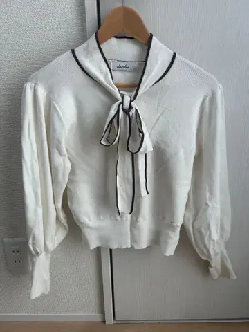 dazzlin 아이보리 x 브라운 리본 포함 니트