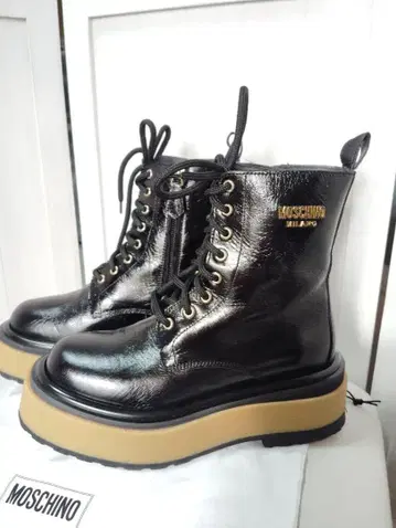 [ 새상품급 ] MOSCHINO 통굽 부츠 블랙