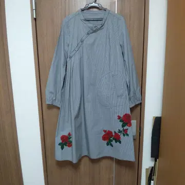 스나오 쿠와하라 체크 무늬 장미 프린트 원피스