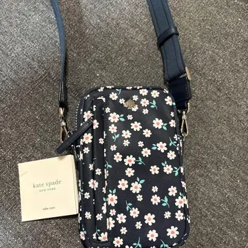 새상품급 kate spade 꽃무늬 스마트폰 숄더백