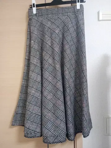 플레어 스커트 체크 무늬 무릎 기장