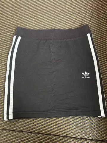 adidas 블랙 스트라이프 타이트 스커트