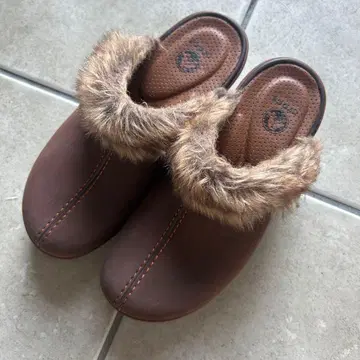 CROSS 퍼 달린 브라운 클로그 샌들