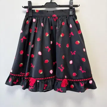 딸기 프린트 플레어 스커트 블랙