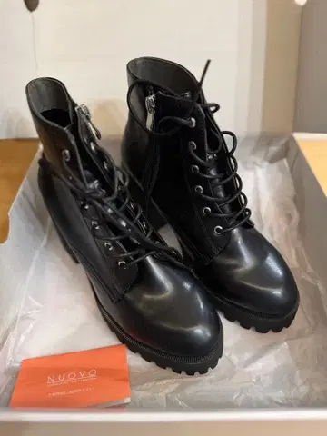 NUOVO 블랙 레이스업 부츠 S 사이즈