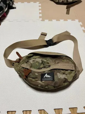 GREGORY 바디백 카모플라쥬