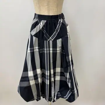 네이비와 화이트 체크 플레어 스커트