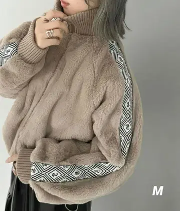 새상품 mily bilet 베이지 보아 터틀넥 자켓 M