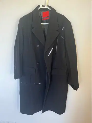 KUSICOHIC 블랙 컷 아웃 디자인 롱 코트 블랙 아우터