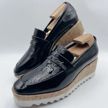 새상품급 아르테미스 바이 다이애나 코르크 에나멜 통굽 로퍼 블랙 24.5