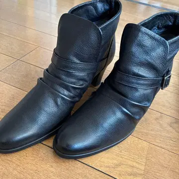 GALLERY 블랙 가죽 앵클부츠