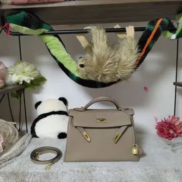베이지 가죽 핸드백 스트랩 포함