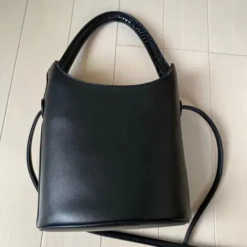 BEAUTY&YOUTH 엠보싱 보틀 원핸들 숄더백