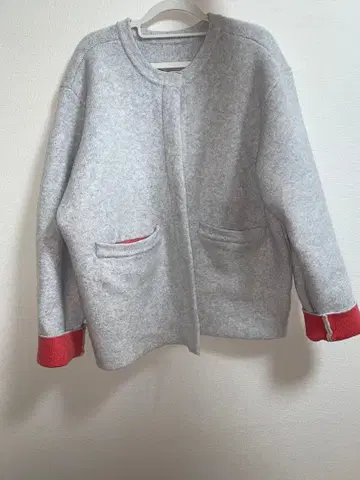 그레이와 빨간색의 노카라 자켓