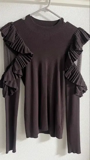 프릴이 달린 다크 브라운 긴팔 상의