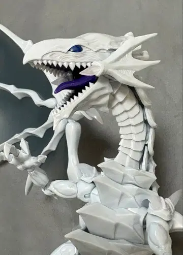 푸른 눈의 백룡