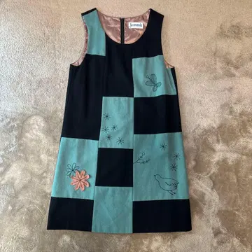 슬리브리스 무릎 기장 원피스 블랙과 그린