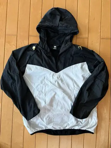 데상트 나일론 자켓 후드 부착 블랙/화이트