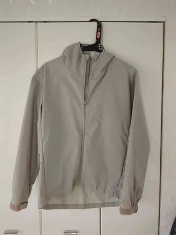 라이트 베이지 후드 부착 자켓