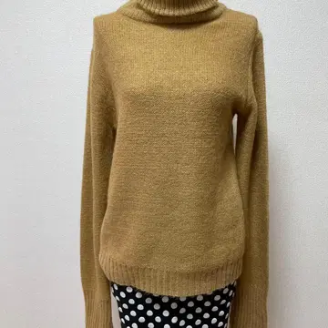 베이지 터틀넥 니트 스웨터