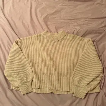 크림색 리브 니트 크롭 상의