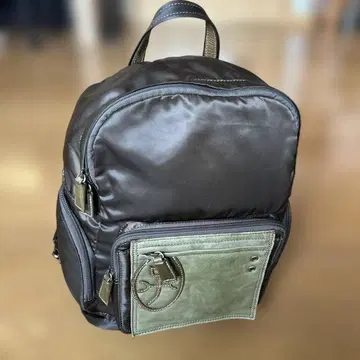 블랙 카키 나일론 백팩 중형 프론트 포켓 부착