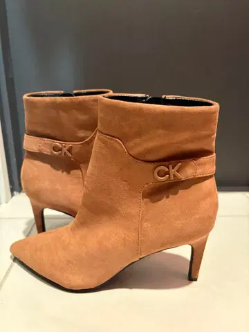 캘빈 클라인 베이지 스웨이드 숏부츠