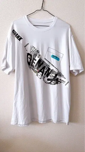 미사용 새상품 화이트 그래픽 프린트 T셔츠 지퍼 포켓 부착 한국