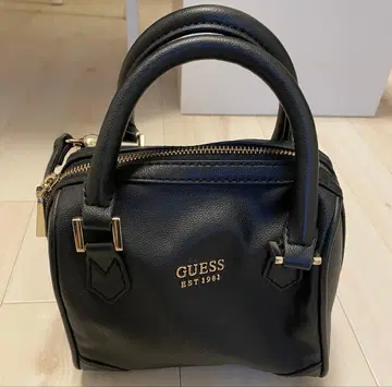 GUESS 블랙 핸드백 핸드백