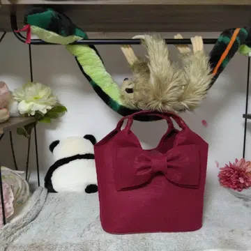 리본 포함 버건디 핸드백