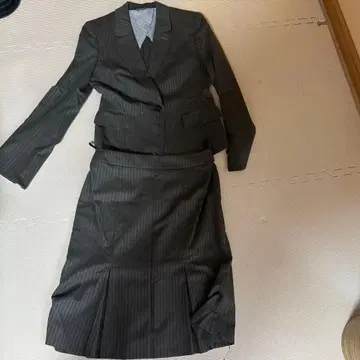 다크 그레이 스트라이프 비즈니스 정장