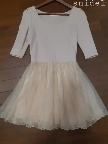 snidel 베이지 볼륨 샤샤 스커트 도리 걸리시