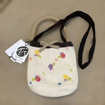 yan yan 꽃무늬 자수 미니백
