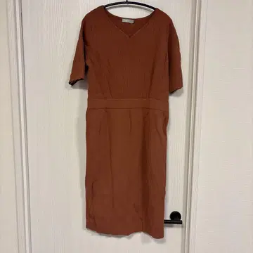 입체 재단이 깔끔한 overE! 브라운 니트 무릎 아래 원피스 90